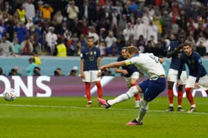  Harry Kane thực hiện thành công quả phạt đền đầu tiên trong trận tứ kết Anh - Pháp. 