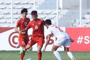 Tiền đạo Đình Bắc phải đeo băng quấn đầu trong trận thắng U19 Philippines 4-1. 