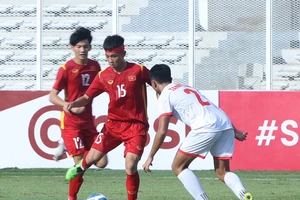 Tiền đạo Đình Bắc phải đeo băng quấn đầu trong trận thắng U19 Philippines 4-1. 