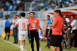 Kiatisak đang hồi sinh tiền đạo Văn Toàn. 