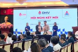 Đại diện một Khoa của Trường ĐH Hùng Vương TPHCM ký kết hợp tác với doanh nghiệp.