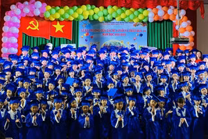 Trình diễn đồng ca tri ân và chia tay mái trường.