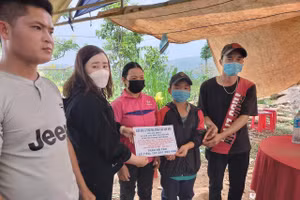 Trao hơn 150 triệu do bạn đọc và mạnh thường quân hỗ trợ cho 2 gia đình có học sinh bị đuối nước.