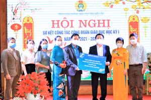 Công đoàn ngành GD tỉnh đại diện nhà giáo, người lao động nhận những phần quà của các đơn vị.