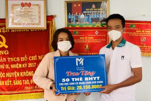 Trao thẻ bảo hiểm y tế cho học sinh nghèo.