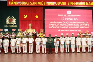 Đại tá Bùi Quang Thanh, Giám đốc Công an tỉnh trao các Quyết định tại buổi lễ.