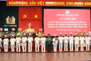 Đại tá Bùi Quang Thanh, Giám đốc Công an tỉnh trao các Quyết định tại buổi lễ.
