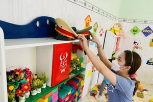 Trường mầm non 10/3 tích cực dọn vệ sinh, sắp xếp lại đồ chơi, dụng cụ học tập.