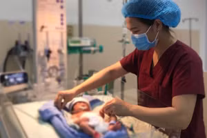 Bé trai sơ sinh được chăm sóc đặc biệt ngay sau khi sinh (ảnh: BV).