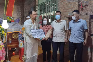 Trao hỗ trợ cho gia đình 3 em học sinh bị đuối nước thương tâm vào chiều 7/5.