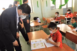 Giám đốc Sở GD&ĐT Phạm Đăng Khoa trong một chuyến kiểm tra dạy học trên địa bàn.