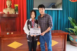 Bạn đọc hỗ trợ chi phí học tập cho em Vừ Thị Sanh đến hết lớp 12.