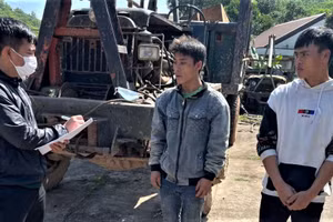 2 đối tượng Hoàng Seo Phừ và Hoàng Văn Hồng cùng tang vật.