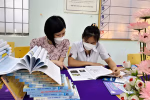 Cô trò trường THPT Lê Hữu Trác -huyện Cư M"Gar hưởng ứng Ngày sách và Văn hoá đọc năm 2022.