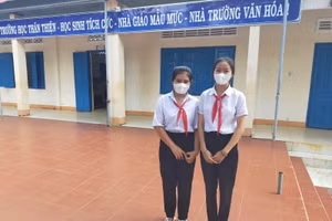 Hai nữ sinh Trịnh Phương Nhi và Trần Hồ Tuấn Tú - lớp 9A3.