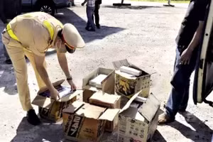 CSGT kiểm tra số lượng thuốc lá lậu. 