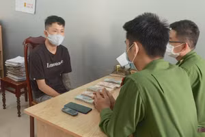 Đối tượng Nguyễn Tiến Hùng tại cơ quan Công an (ảnh: CACC).