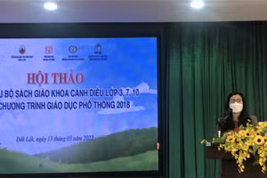 TS Lê Thị Thảo, Trưởng phòng GDTrH-GDTX, Sở GD&ĐT phát biểu tại buổi giới thiệu bản mẫu SGK.