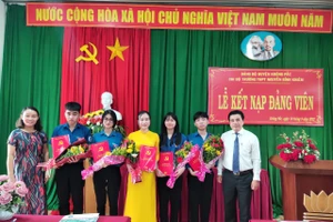 Ông Võ Quốc Phong - Bí thư Chi bộ trao Quyết định kết nạp Đảng cho các đảng viên.