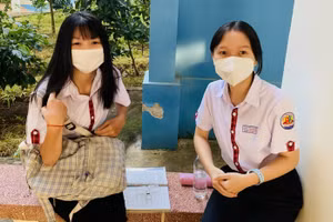 Thí sinh tự tin trước khi vào phòng thi.