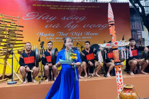 Chủ tịch Hội Văn học nghệ thuật tỉnh Đắk Lắk phát biểu khai mạc Ngày thơ.