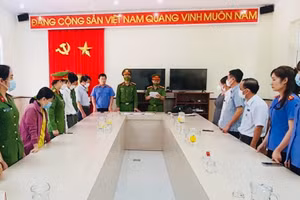 Cơ quan CSĐT Công an tỉnh tống đạt các Quyết định tố tụng (ảnh: CACC).