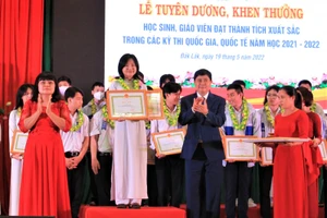 Tuyên dương học sinh giỏi quốc gia THPT năm học 2021-2022