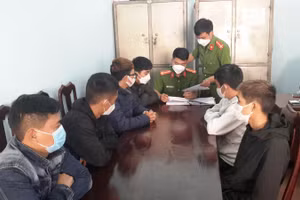 Nhóm đối tượng hỗn chiến tại cơ quan Công an (ảnh: CACC)