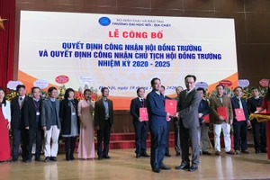 Hội đồng trường Trường ĐH Mỏ Địa chất nhiệm kỳ 2020 - 2025 gồm 21 thành viên.