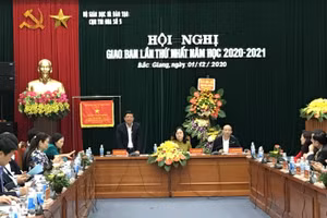 Thứ trưởng Ngô Thị Minh; Giám đốc Sở GD&ĐT Bắc Giang và Giám đốc Sở GD&ĐT tỉnh Phú Thọ chủ trì hội nghị.