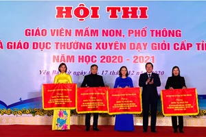 Nhà giáo Vương Văn Bằng - Giám đốc Sở GD&ĐT trao giải nhất tập thể