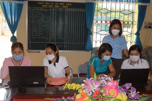 Giáo viên trường Tiểu học Sảng Mộc (Võ Nhai, Thái Nguyên) trao đổi, thảo luận về ứng dụng phương pháp dạy học tích cực với chương trình mới