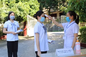 Trường PT Dân tộc nội trú tỉnh Cao Bằng kiểm tra, giữ an toàn sức khỏe cho học sinh trước năm học mới.