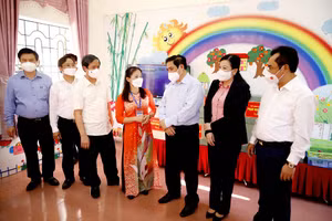 Thủ tướng Chính phủ Phạm Minh Chính hỏi thăm, động viên cán bộ giáo viên trường Mầm non Bình Yên (Định Hóa, Thái Nguyên)