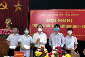 Ông Vũ Đình Hưng, Giám đốc Sở GD&ĐT Tuyên Quang trao quà cho các em học sinh nghèo vượt khó của trường THPT Chuyên, động viên khuyến khích các em vươn lên đạt thành tích trong học tập