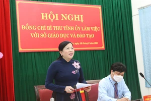 Đồng chí Nguyễn Thanh Hải, Ủy viên Trung ương Đảng, Bí thư Tỉnh ủy, Trưởng đoàn Đại biểu Quốc hội tỉnh Thái Nguyên trao đổi với đại diện ngành giáo dục địa phương