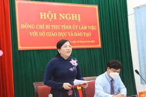 Đồng chí Nguyễn Thanh Hải, Ủy viên Trung ương Đảng, Bí thư Tỉnh ủy, Trưởng đoàn Đại biểu Quốc hội tỉnh Thái Nguyên trao đổi với đại diện ngành giáo dục địa phương