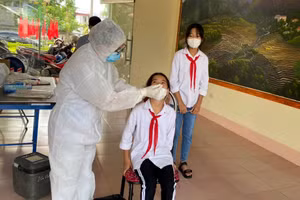 Lấy mẫu xét nghiệm SARS-CoV-2 cho học sinh trường Phổ thông Dân tộc nội trú THCS Đại Từ (Thái Nguyên)