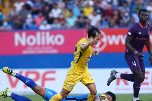 Văn Toàn ghi bàn, HAGL vẫn không thể thắng Bình Dương ở vòng 16 V.League.