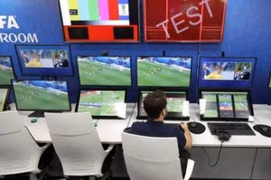 Công nghệ VAR có thể được áp dụng ở V.League trong những năm tới.