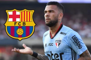 Dani Alves trở lại Barca tham dự giải giao hữu do đội bóng cũ tổ chức.