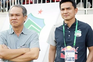 Bầu Đức đang tìm mọi cách giữ chân HLV Kiatisak hậu V.League 2022.