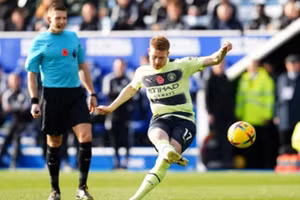 De Bruyne ghi bàn duy nhất giúp Man City đánh bại Leicester.