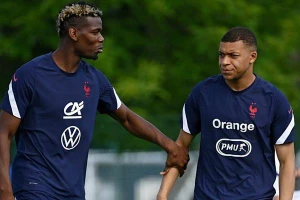 Mbappe phủ nhận bị Pogba yểm bùa.