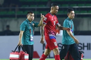 Billy Ketkeophomphone sớm chia tay AFF Cup vì chấn thương.