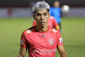 Cao Văn Triền làm khán giả ở vòng đấu cuối vì đã nhận đủ 3 thẻ vàng.