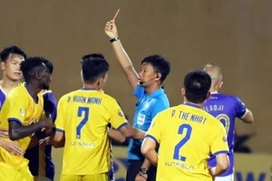 Sông Lam Nghệ An để thua ngược Hà Nội FC ở vòng 10 V.League trong thế thiếu người.