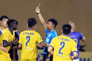 Sông Lam Nghệ An để thua ngược Hà Nội FC ở vòng 10 V.League trong thế thiếu người.