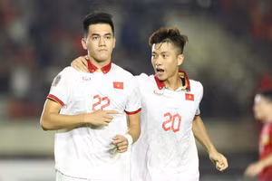 Tiến Linh vui mừng với chiến thắng đậm trước Lào ở lượt trận ra quân.