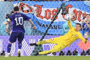 HLV Argentina không hài lòng với FIFA sau trận thắng Ba Lan.